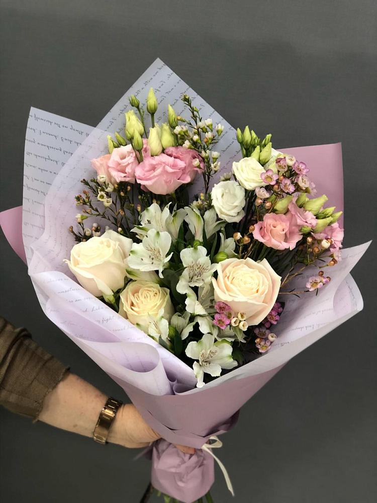 Букет цветов из: Альстромерии, Розы и Лизиантусы в Михайловской