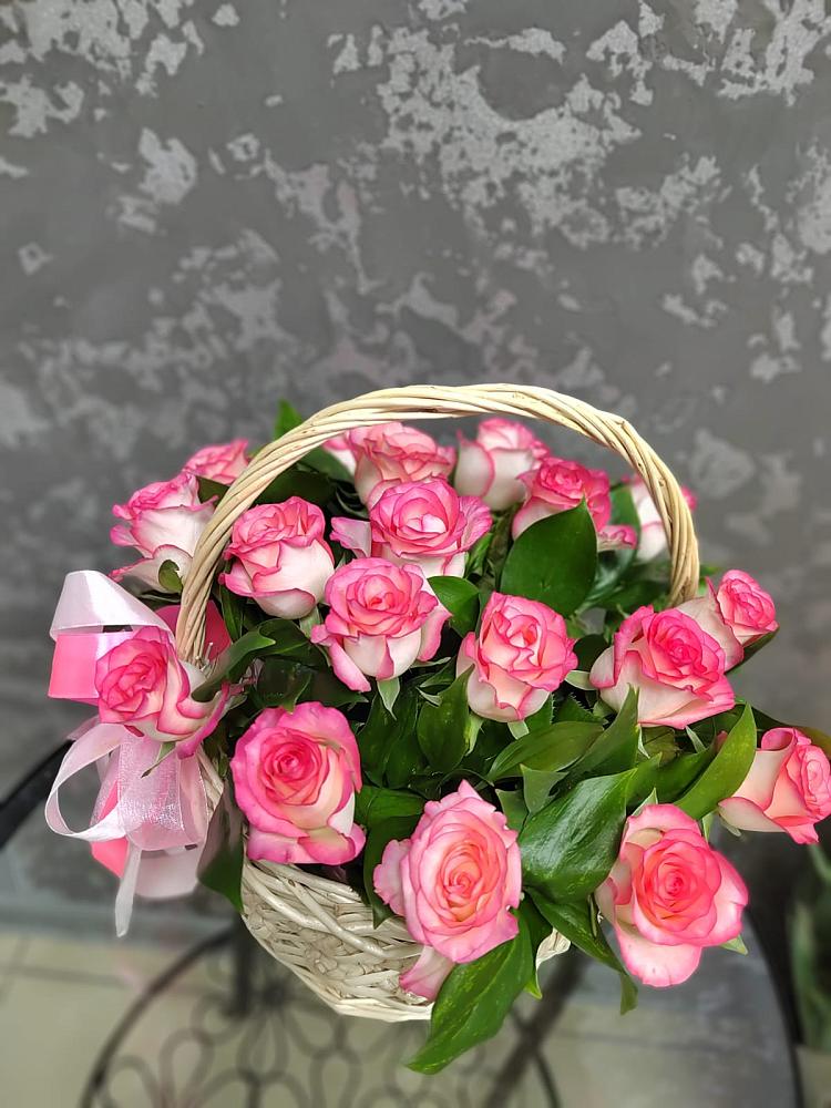 Цветочная композиция из Розы в корзине в Михайловской