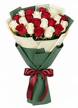 Букет Микс из красных и белых роз в Михайловской