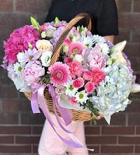 Композиция солнечный день в Михайловской Цветочная композиция из Розы, Хризантемы, Пионы и Лизиантусы в корзине в Михайловской