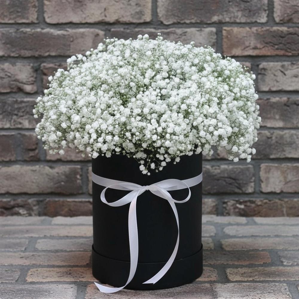 Цветочная композиция из Гипсофила в шляпной коробке в Михайловской