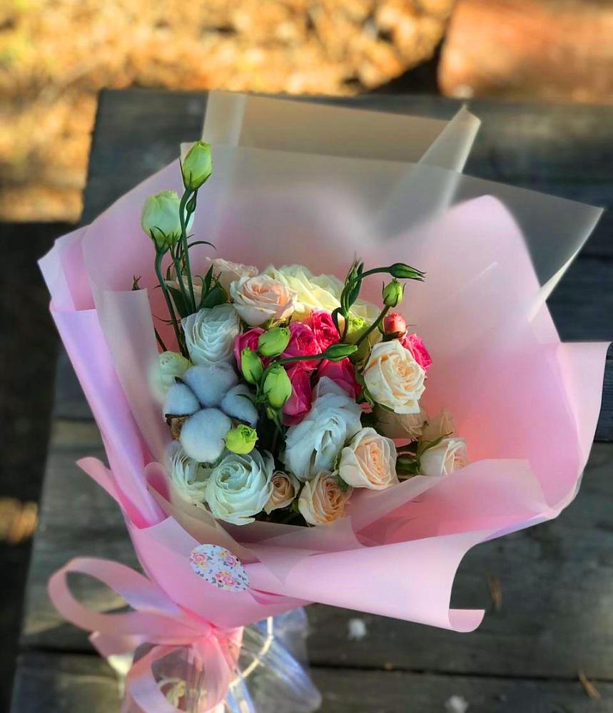 Букет цветов из: Розы и Лизиантусы в Михайловской