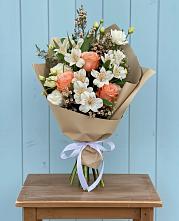 Букет цветов из:  Альстромерии, Лизиантусы, Розы и Хризантемы в Михайловской