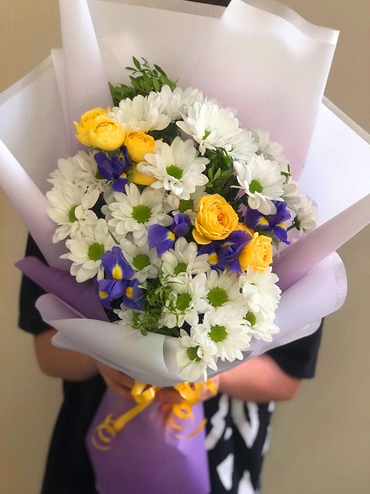 Букет цветов из: Ирисы, Хризантемы и Розы в Михайловской