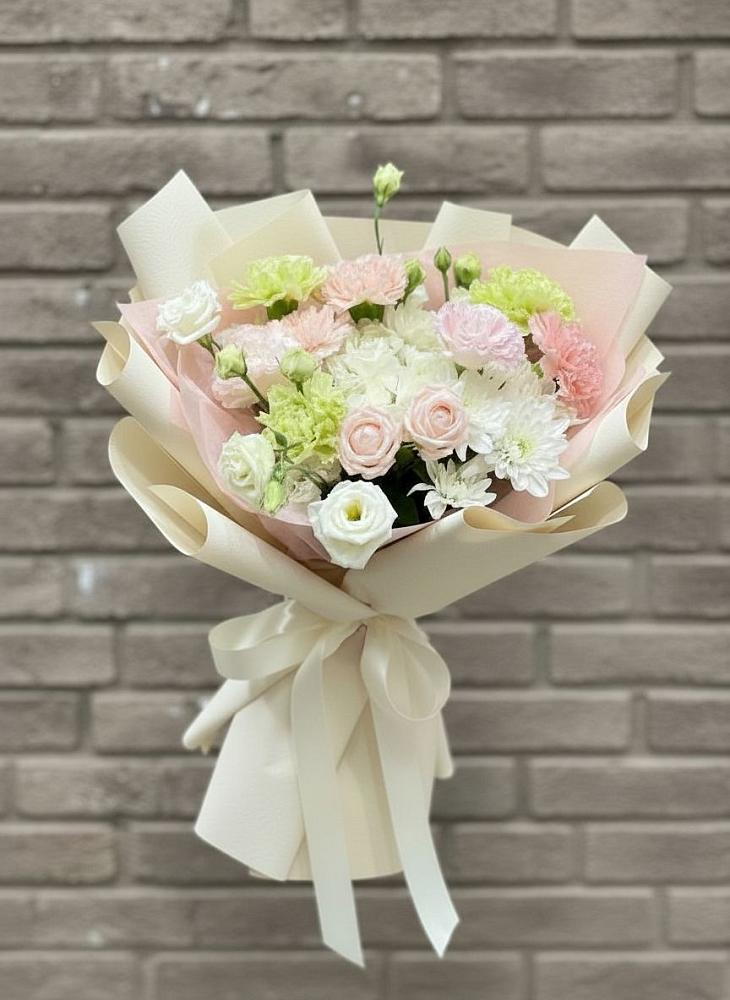 Букет цветов из: Гвоздики, Розы, Лизиантусы и Хризантемы в Михайловской