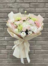 Букет цветов из:  Гвоздики, Розы, Лизиантусы и Хризантемы #REPLACE_PRED# Михайловской