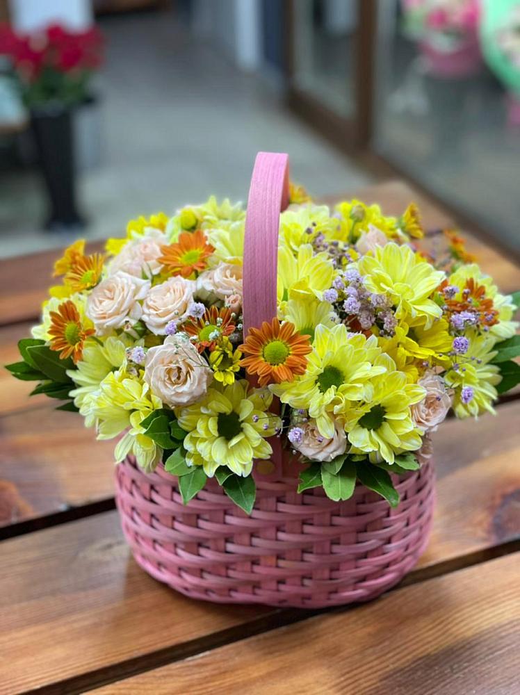 Цветочная композиция из Хризантемы и Розы в корзине в Михайловской