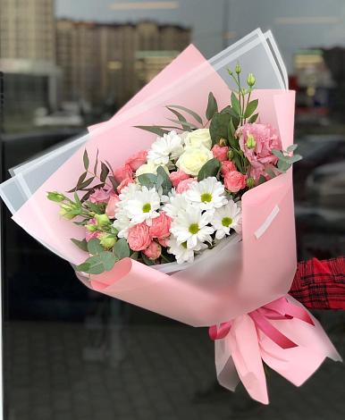 Букет цветов из: Розы, Лизиантусы и Хризантемы в Михайловской