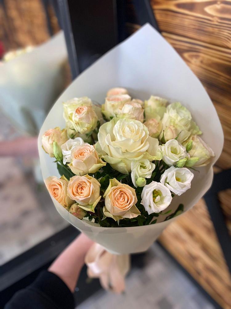 Букет цветов из: Розы и Лизиантусы в Михайловской